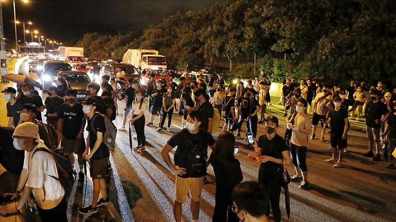 Protestocular havalimanı yakınındaki yolları kapattı